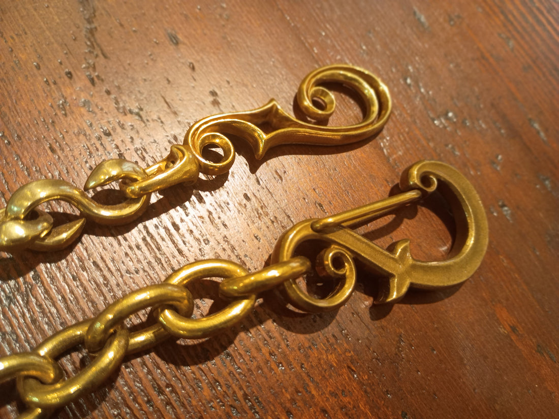F-Hole Brass Chain