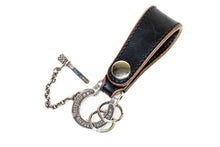 Load image into Gallery viewer, HORSE BUTT LEATHER SHACKLE KEY HOLDER (SILVER PLATING)
