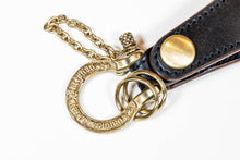 Load image into Gallery viewer, HORSE BUTT LEATHER SHACKLE KEY HOLDER(BRASS)
